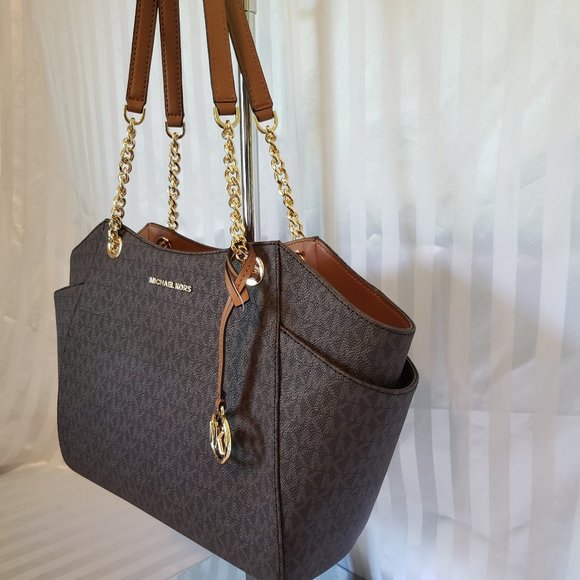 MICHAEL KORS JET SET TRAVEL LARGE SIGNATURE LOGO AND LOGO CHARM CHAIN SEMI LUX - Picture 2 of 6